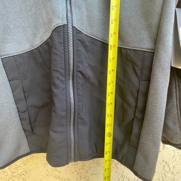 NWT under armour jacket size YXL - Picture 5 of 11